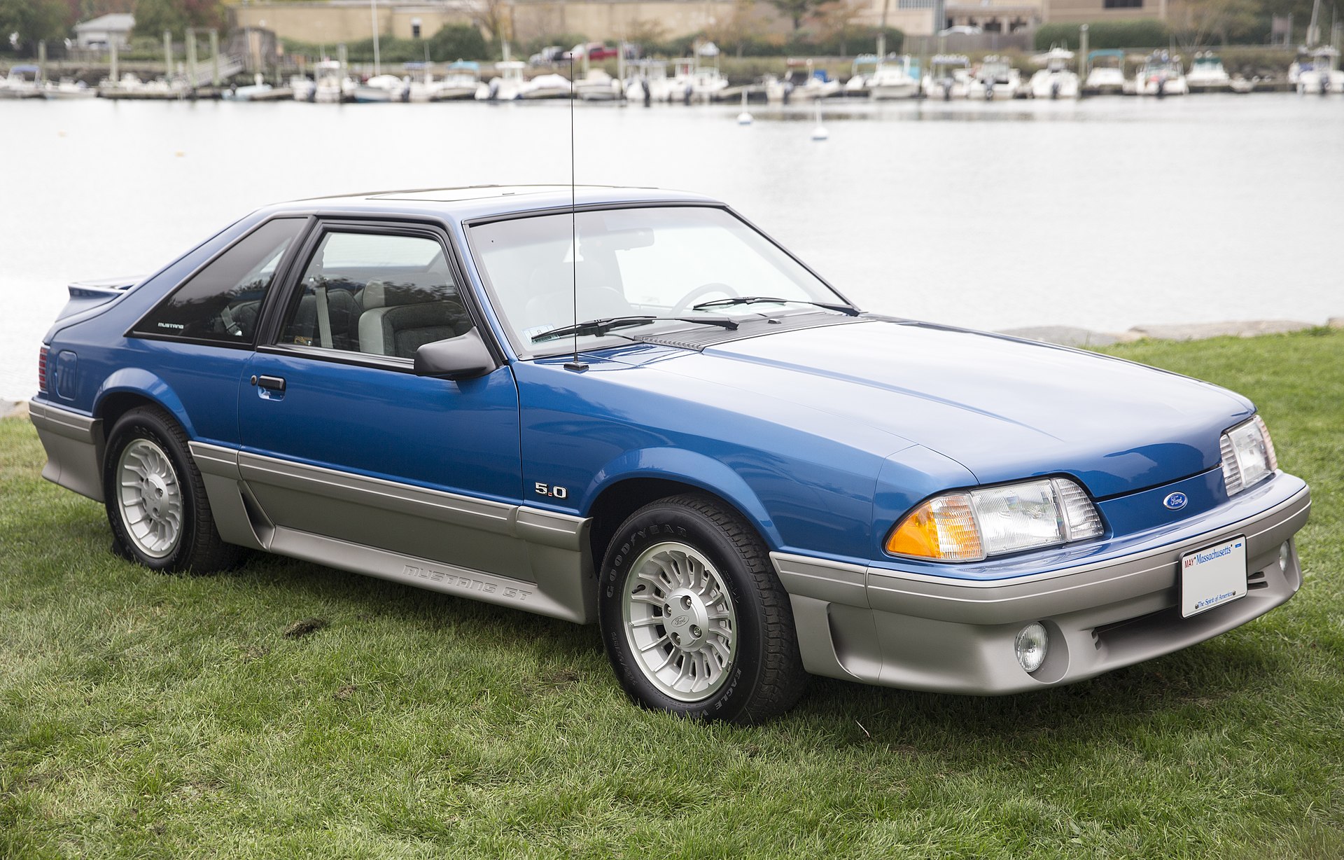 1990_Ford_Mustang_GT_5.0_Hatchback_in_Ultra_Blue,_front_right.jpg