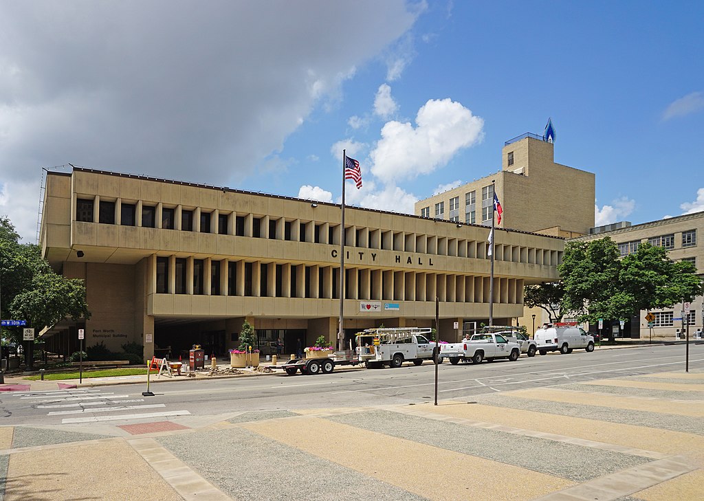 1024px-Fort_Worth_June_2016_16_%28City_Hall%29.jpg